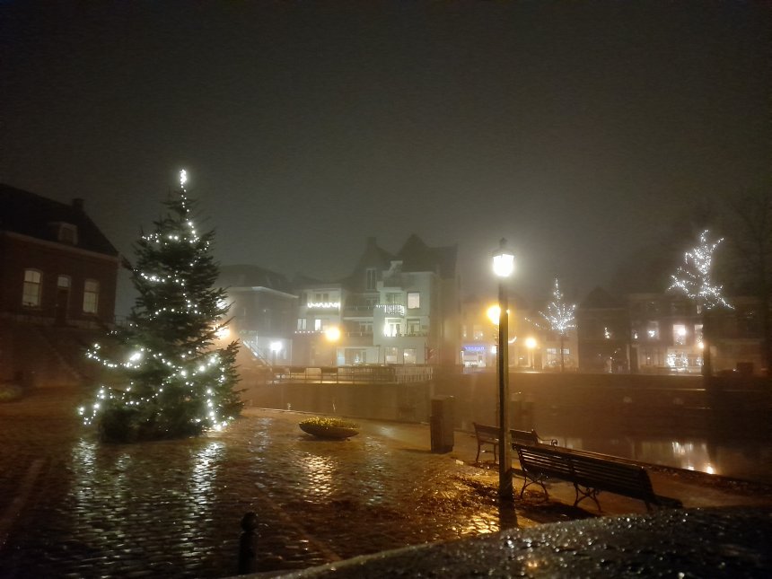 De kerstboom van buurtvereniging Knake op de Kriekenmarkt. Rechts op de achtergrond het Eind. In het midden van de foto ons huis,