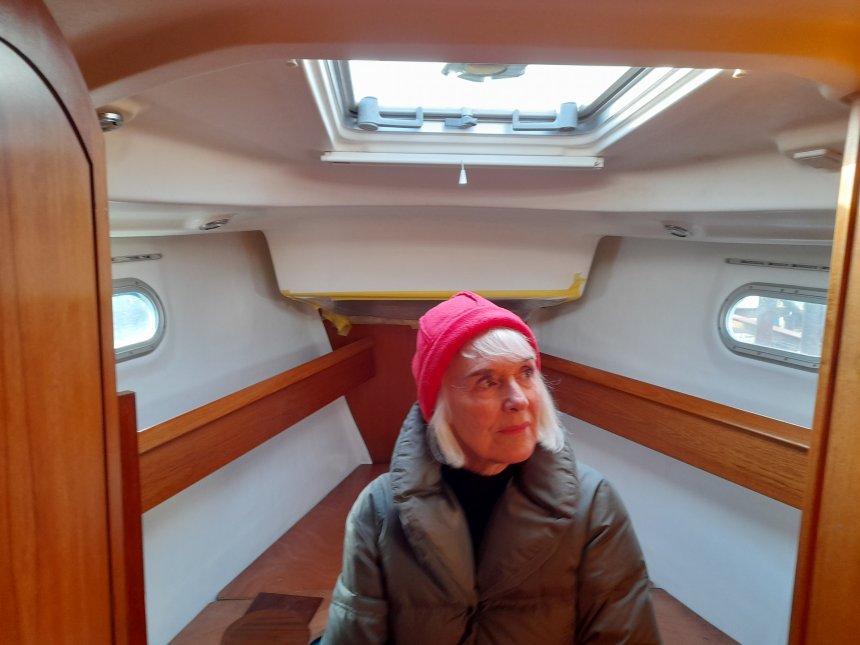 23 januari 2025. Onze voorhut. Anna is erg tevreden over de nieuwe wandbekleding.