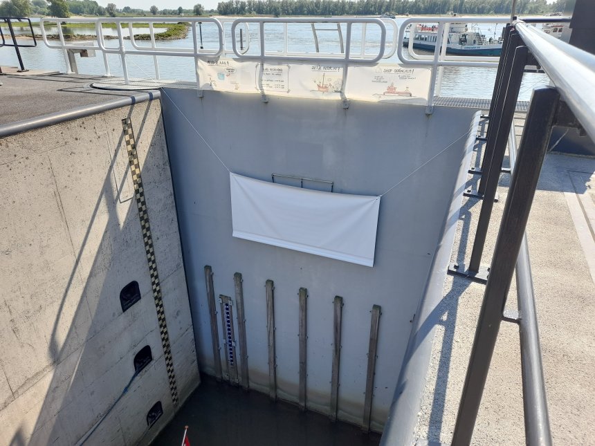 Het nieuwe kwatrijn van 'Poëzie in de sluis 2025' is nog afgedekt door een laken.