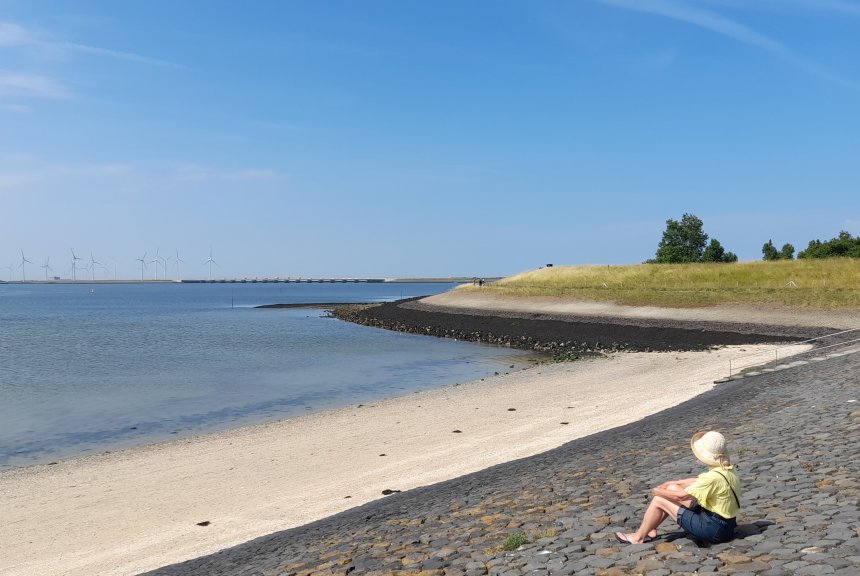 Gezicht op de Oosterscheldedam vanaf Burghsluis.