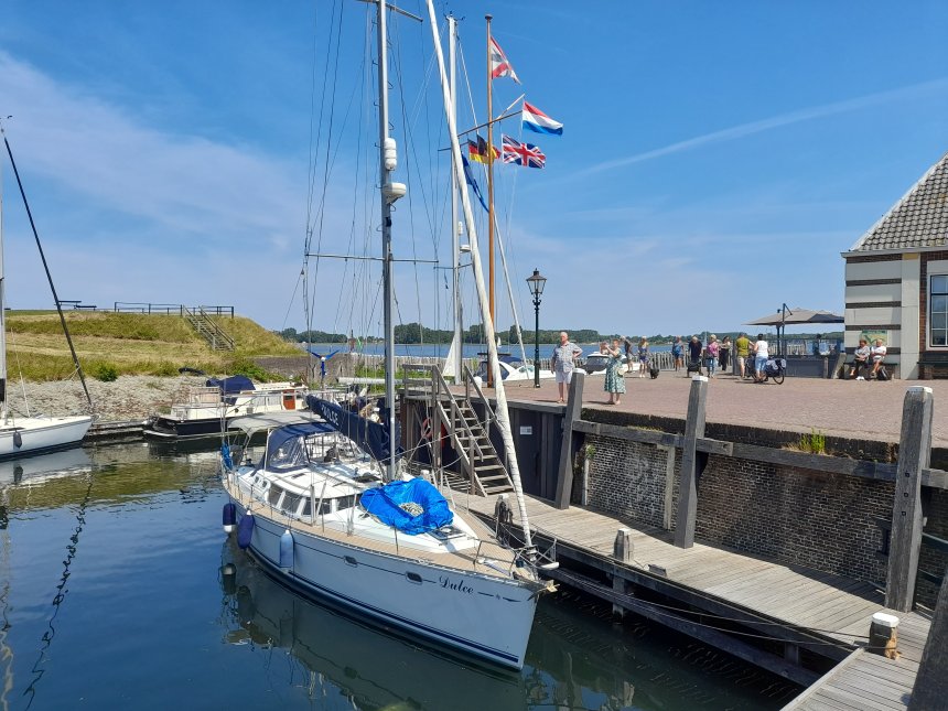 Dulce in Veere voor de jachtclub (gebouw rechts).