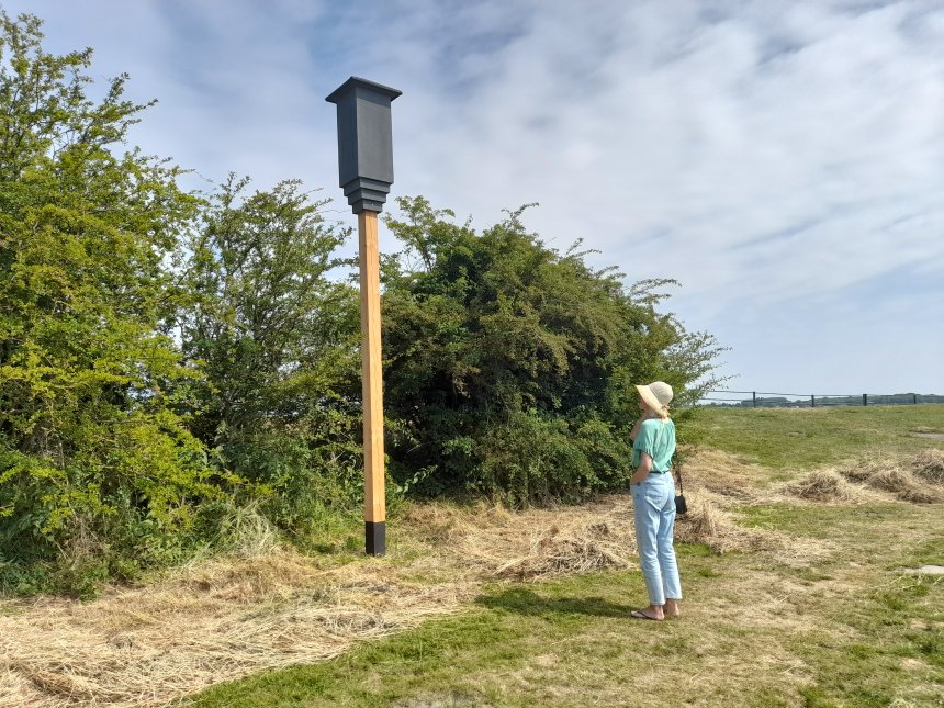 Vleermuispaal met huisje op het bastion naast de haven van Veere.