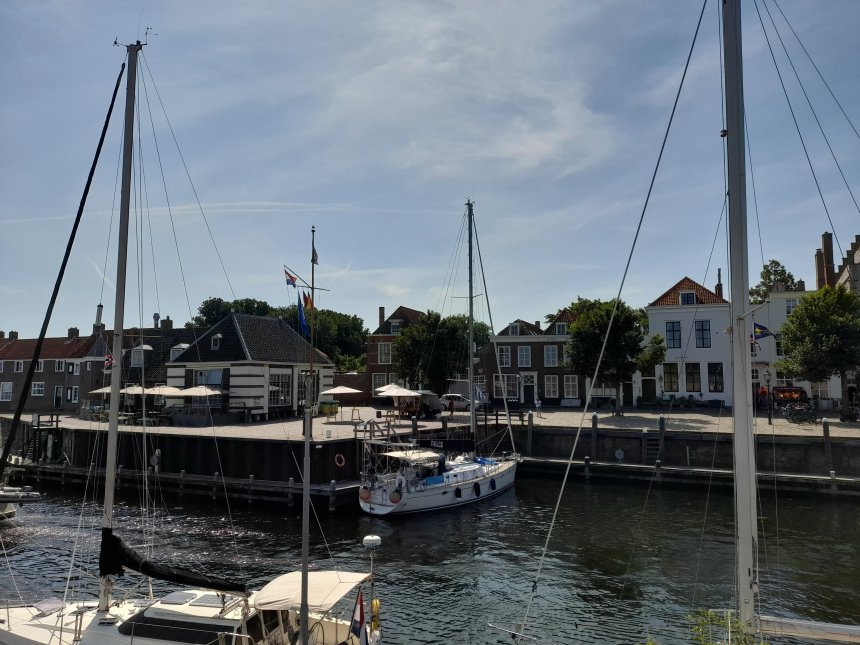 Dulce in de haven van Veere. Het is 11 uur en veel jachten zijn vertrokken.