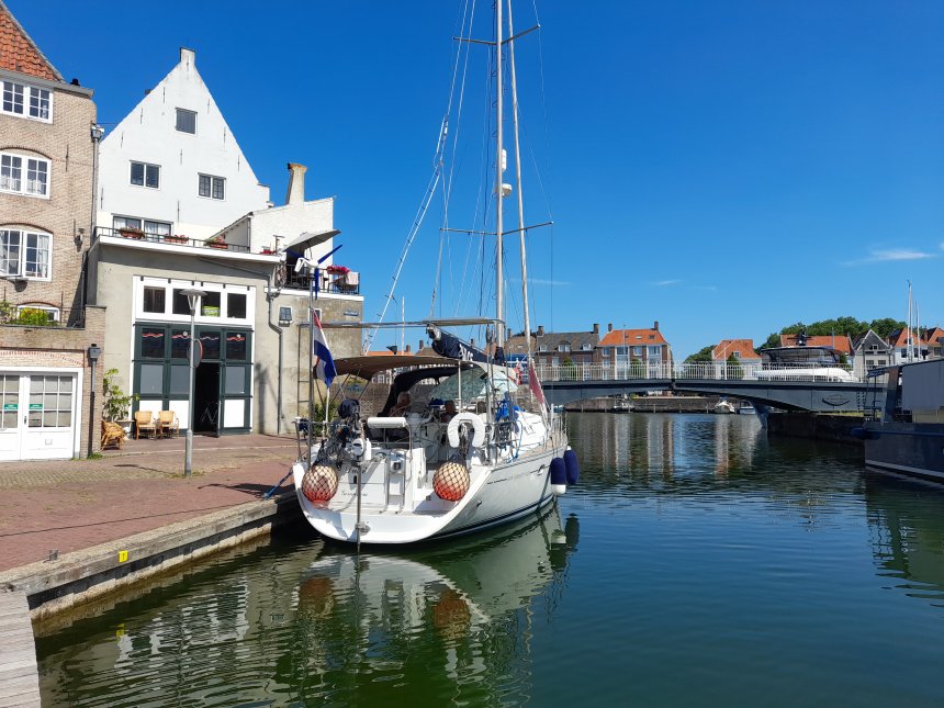 Dulce is vanmorgen verhuisd en ligt nu in het Balkengat, direct naast de Dokbrug.