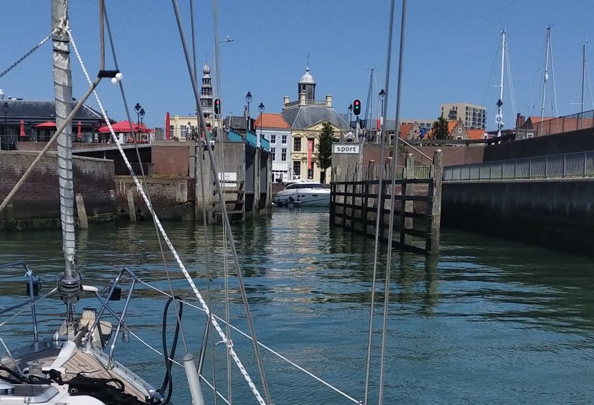 Invaart van de Michiel de Ruijterhaven in Vlissingen. Let op het rood-groene signaallicht.