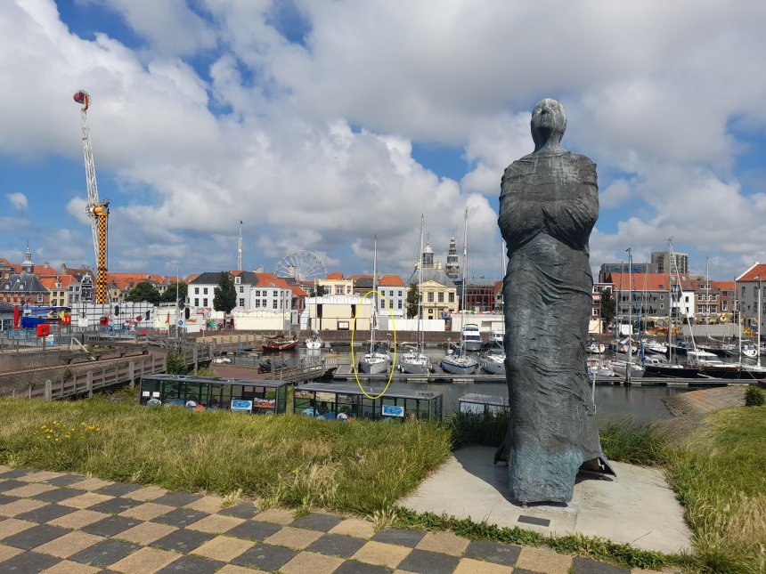 'De Bruid' , beeld van Herman Bisschop op de Oranjedijk.. Links ervan in gele ovaal onze Dulce. en nog linkser de 'Hell Raider'.
