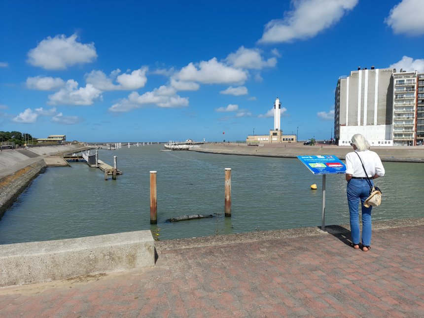 Bij de invaart van Blankenberge. Rechts de vuurtoren en het begin van de boulevard.