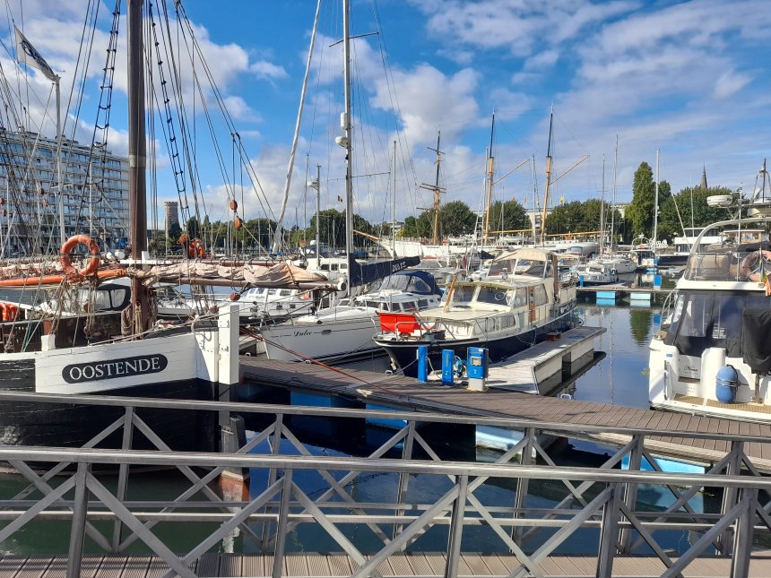 Dulce in de achterste kom van de Mercatorhaven. Op de achtergond de masten van de driemaster 'Mercator'. Links voor ligt de tweemastsloep 'Nele'.