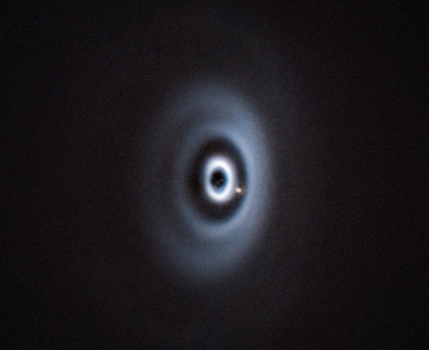 De pasgeboren planeet WISPIT 2b baant zich een weg door de protoplanetaire schijf rond zijn moederster PDS70. (Credit: ESO/R. F. van Capelleveen et al.)