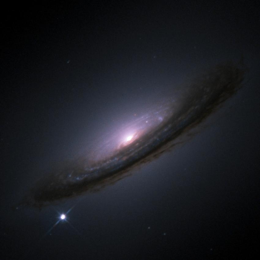Een voorbeeld van een verre supernova met ringen van wegvliegend gruis en gas, de buitenste lagen materie van een zeer oude, ontplofte ster die gebruikt wordt als 'standaardkaars' voor afstandbepaling in het heelal (afbeelding: NASA/ESA)