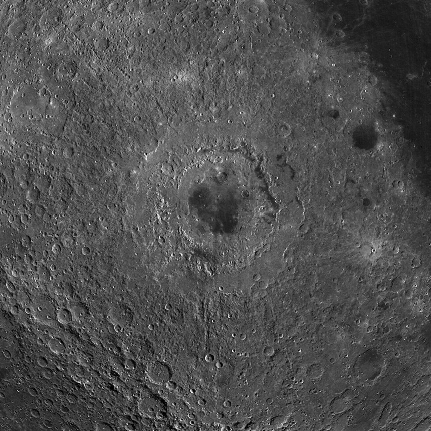 Mare Orientale op de achterkant van de maan. Let op de drie ringen. (foto: Artenis2/NASA)