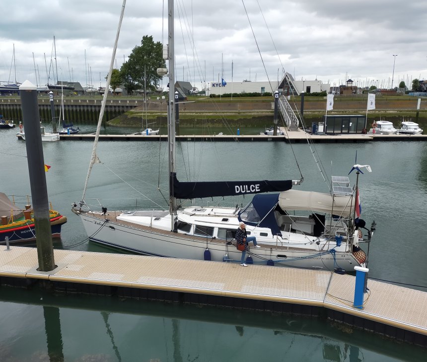 Nieuwpoort. Onze plek aan de O-steiger, tegenover de meldsteiger en het kantoortje van de havenmeester (foto van eergisteren).