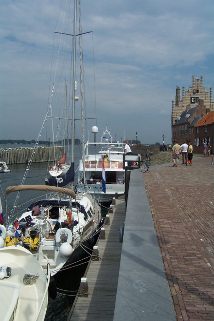 Dulce afgemeerd voor de Jachtclub in Veere. Rechts op de achtergrond de Kampveerse toren