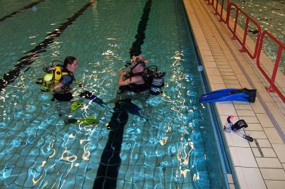 Samen met mijn buddy in het zwembad van Giessen