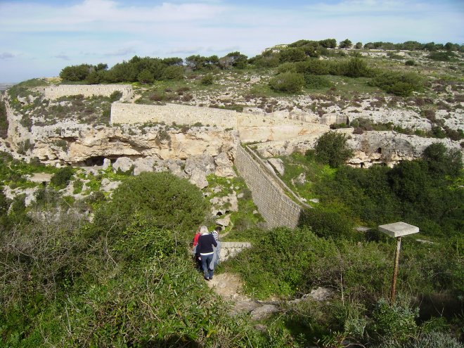 De Victoria Lines slingeren zich als een Chinese Muur dwars over Malta.