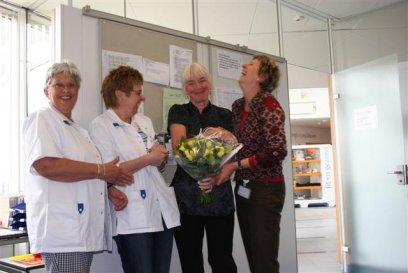 Collega´s komen bij Ans langs met bloemen